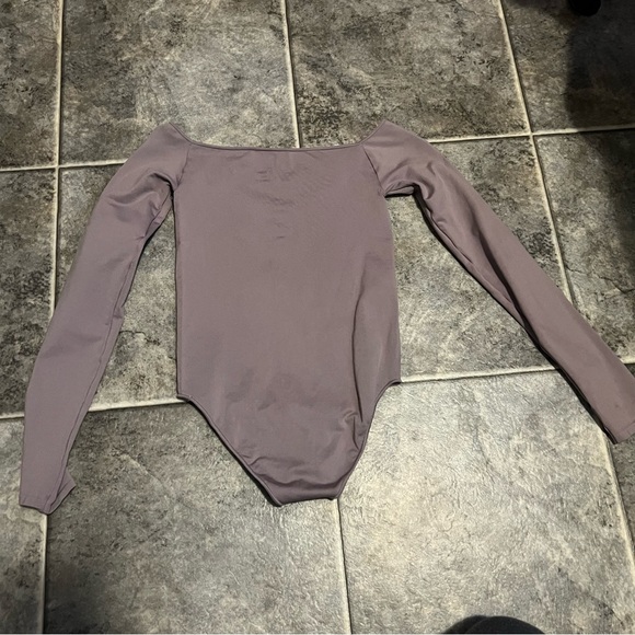 SKIMS Essential Off The Shoulder Bodysuit - Picture 4 of 4